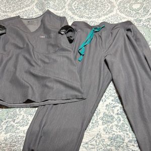 Figs scrub set size medium pants are joggers one pocket scrub top